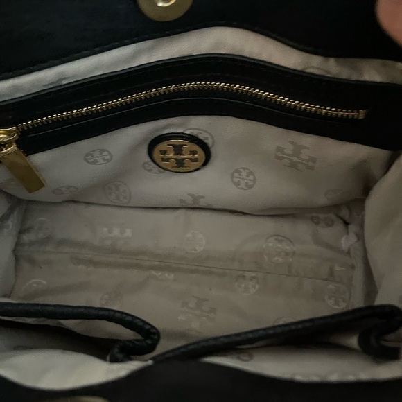 Used.excellent cond.Tory Burch black purse
Height: 7 1/2” length: 10” 18.5 - Picture 5 of 8